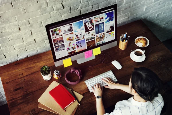 Mujer trabajando con computadora — Foto de Stock