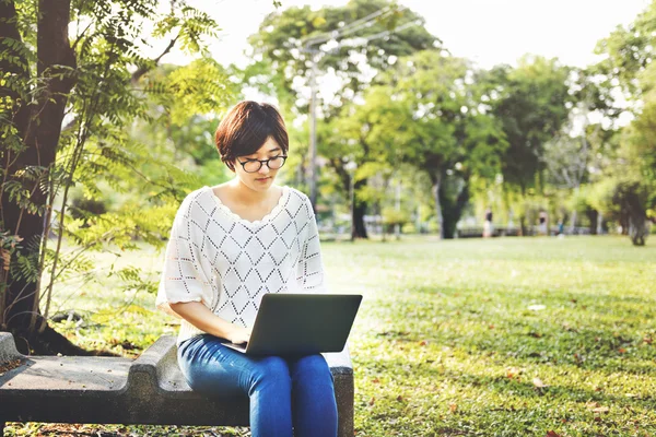 Mujer usando portátil en el parque — Foto de Stock