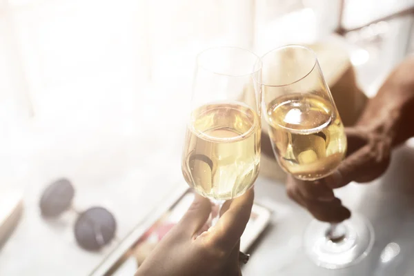 Par skålar med champagne — Stockfoto