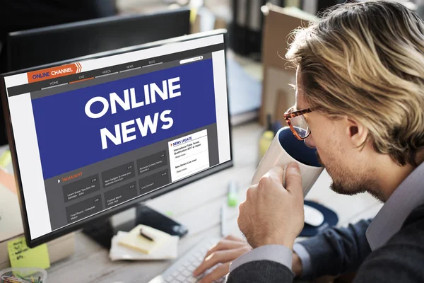 Geschäftsmann arbeitet mit Computer im Büro — Stockfoto