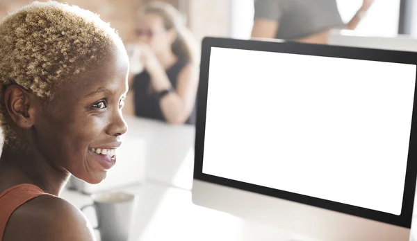 Mujer de negocios que trabaja en la computadora con monitor blanco — Foto de Stock