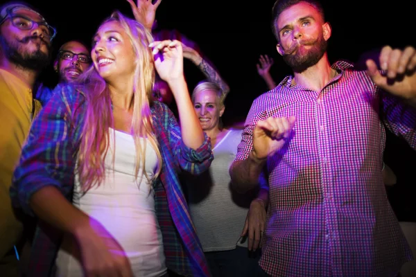 Amigos bailando en fiesta nocturna — Foto de Stock