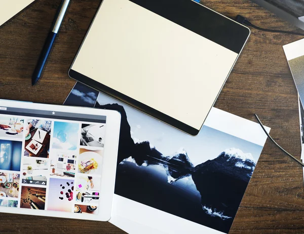 Tablet digital na mesa — Fotografia de Stock