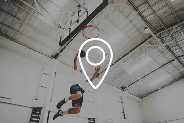 Deportista jugando al baloncesto — Foto de Stock