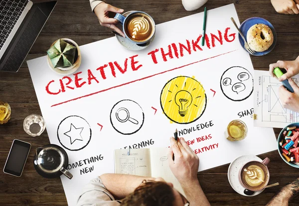 Tabulka s plakát s konceptem kreativní myšlení — Stock fotografie