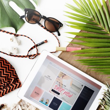 Tahta masadaki dijital tablet