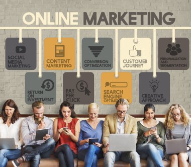 aygıtlar ve Online pazarlama ile insanlar oturup