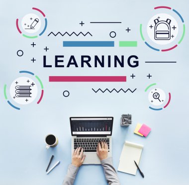 laptop ile çalışan kişi