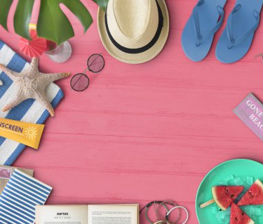  şapka, gözlük, ahşap arka plan üzerinde kitap 