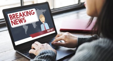 Kafede dizüstü bilgisayarlı genç bir kadın.