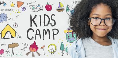 Kameraya bakan tatlı kız.