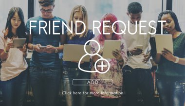 Dijital cihazlar kullanan öğrenciler 