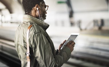 Tablet pc ile Afrika iş adamı