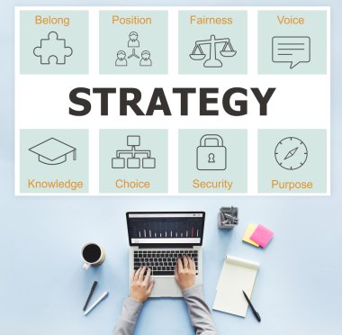 laptop ile çalışan kişi