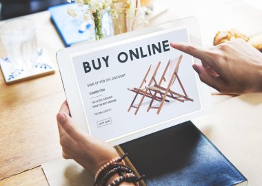 Kafede tablet pc tutan kadın