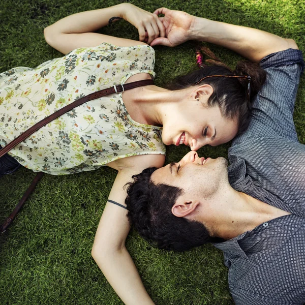 Encantador casal relaxante na grama — Fotografia de Stock