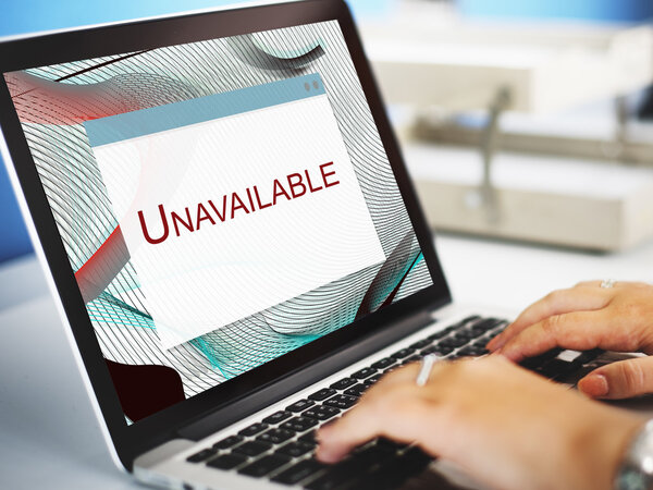 Человек, работающий с компьютером
