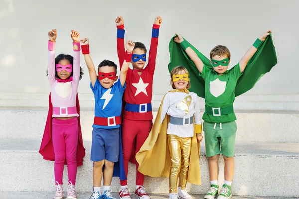 超级英雄的孩子玩得很开心 — 图库照片