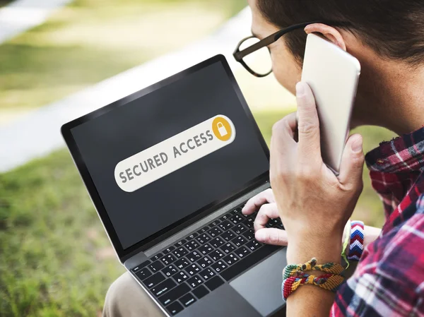 Homem com laptop falando no telefone — Fotografia de Stock