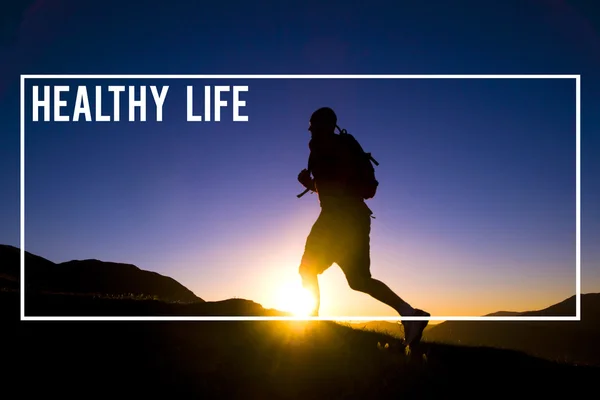 Homme Jogging dans les montagnes — Photo