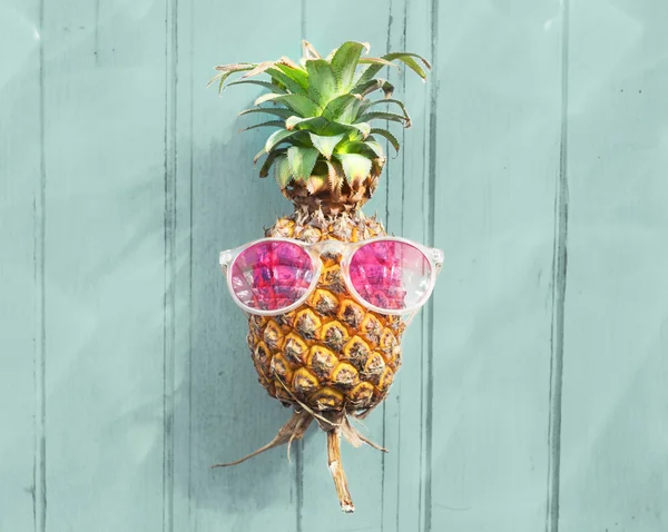 パイナップルと夏を冷やすコレクション コンセプト — ストック写真