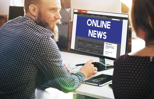 Zakenman die werken op de computer met Online Nieuws — Stockfoto