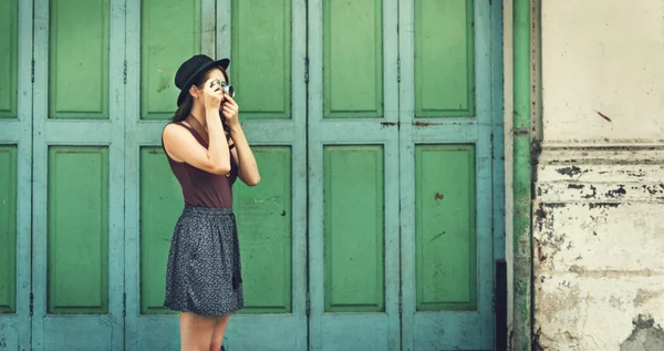 Menina com câmera vintage — Fotografia de Stock