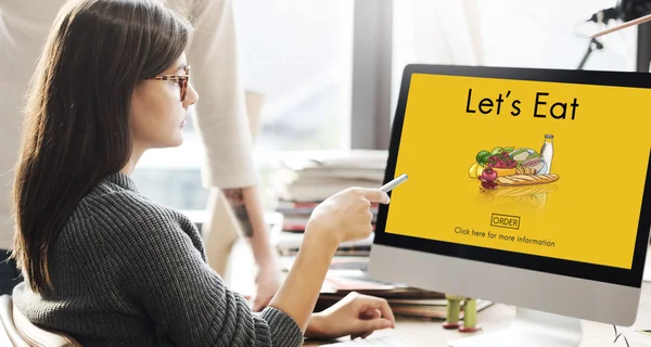 Vrouw weergegeven op de monitor met tekst — Stockfoto