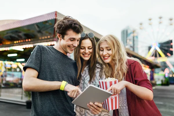 Amigos se divierten en Parque de Atracciones — Foto de Stock