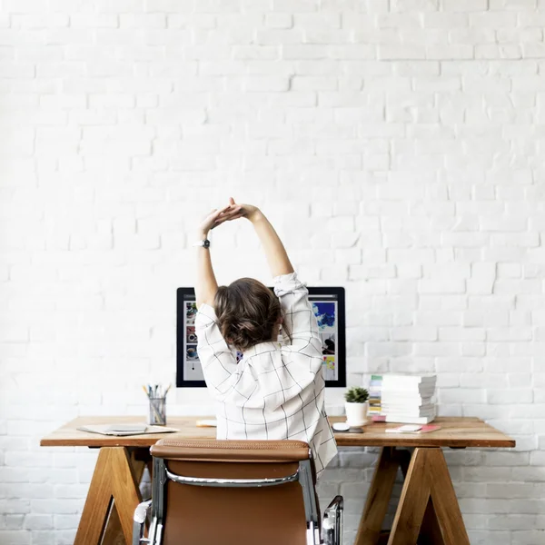 コンピューターでの作業の女性 — ストック写真