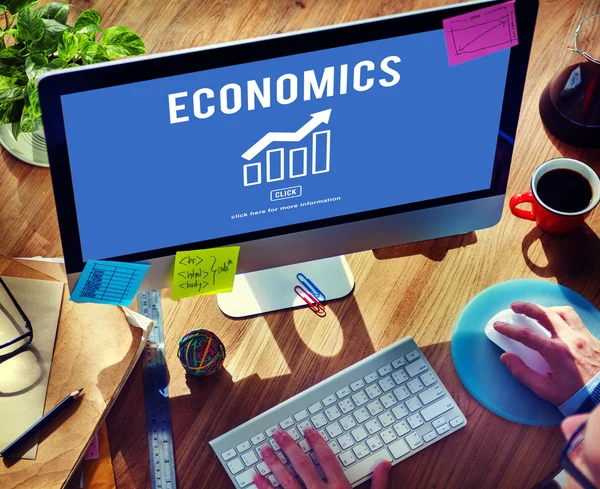 Empresario que usa computadora con concepto de economía — Foto de Stock