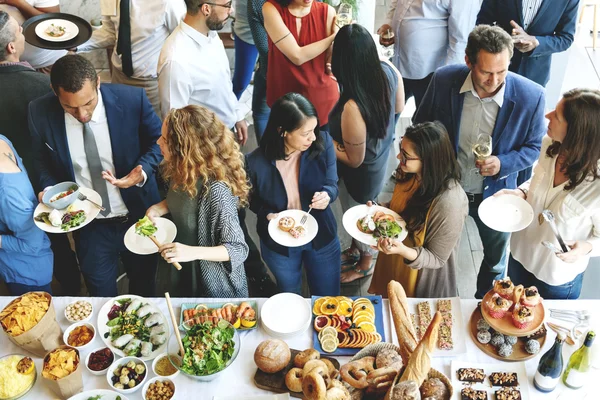 Personas que interactúan entre sí — Foto de Stock