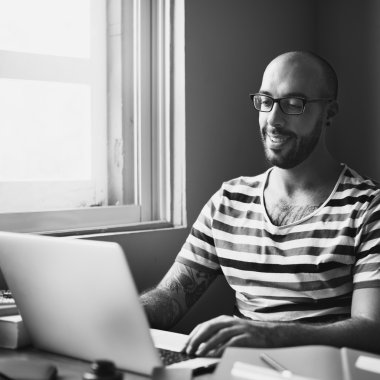 dizüstü bilgisayarda klavyede yazan adam