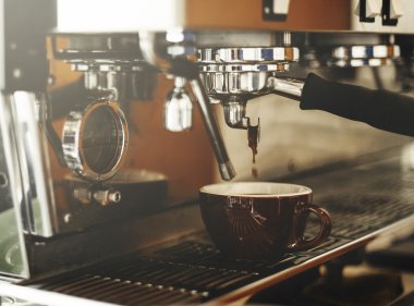 kahve makinesi espresso hazırlanıyor