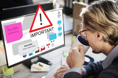 Ofiste bilgisayarla çalışan iş adamı