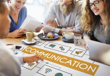 insanlar iletişim konusunda tartışırken