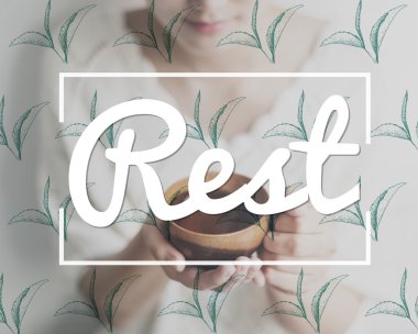 Bir fincan çay tutan kadın.