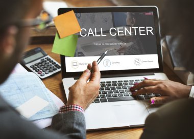 Dizüstü bilgisayar ekranında arayan kişi