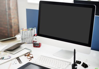 Bilgisayar ofiste tabloda