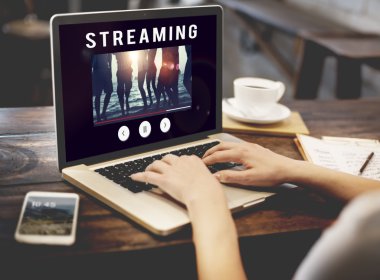 kadın Cafe laptopa ile çalışma