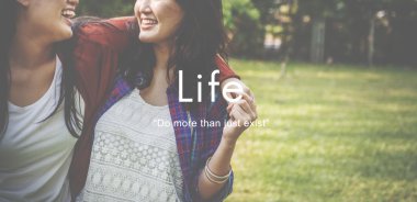 Mutlu kız parkta gülüyor