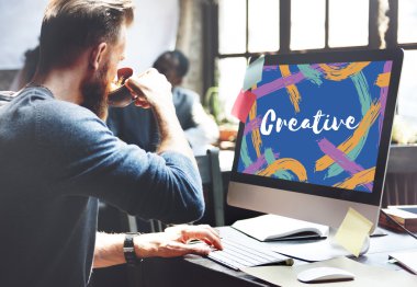 Adam ofiste bilgisayar ile çalışma