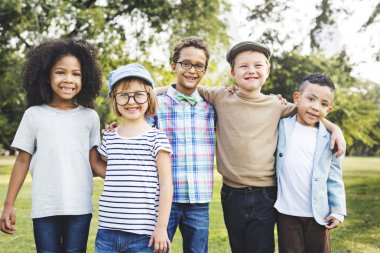 Çocuklar gülüyor ve eğlenin