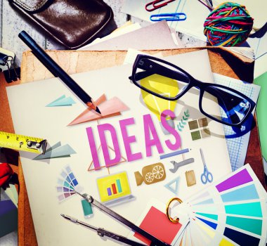 Office Araçları ve gözlük masada