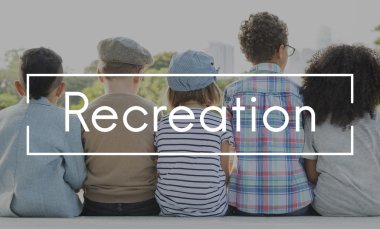 bankta oturma ve soğutma çocuklar