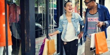 Çift açık havada sonra alışveriş gidiyor