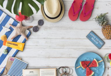 şapka, flip flop, kitap, gözlük