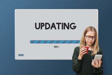 Güncelleştirmek için cep telefonu kullanan kadın
