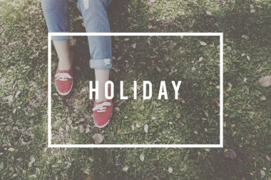 Kadının bacakları Kırmızı Ayakkabı çimenlerin üzerinde