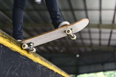 Hipster adam kaykay binmek